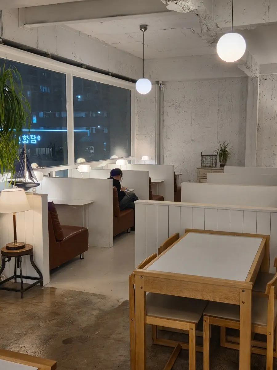 Sofa seating area at Hongrad Mangpo Station Branch
