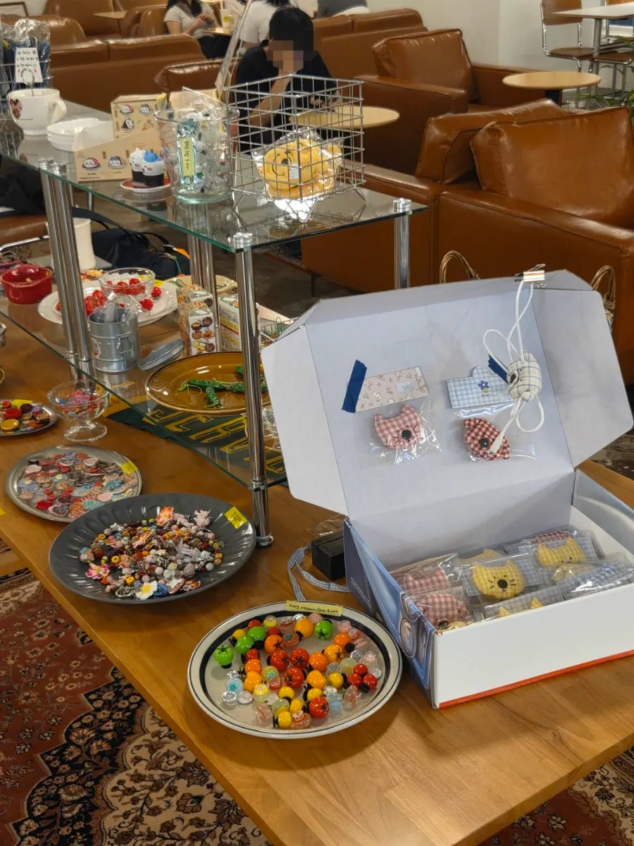 Stylish interior accessories at Hongrad Mangpo Station Branch