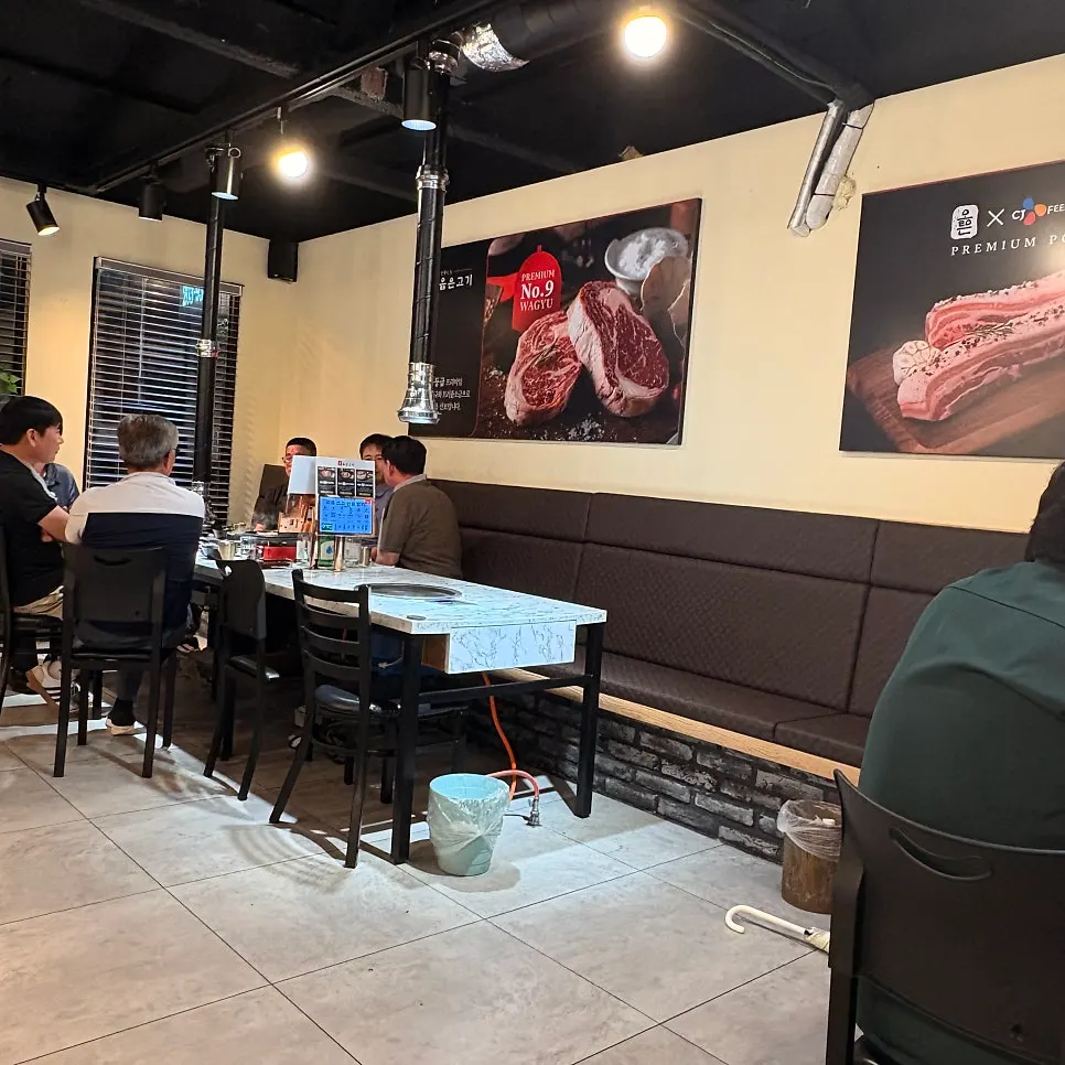 옳은고기 내부 테이블 공간