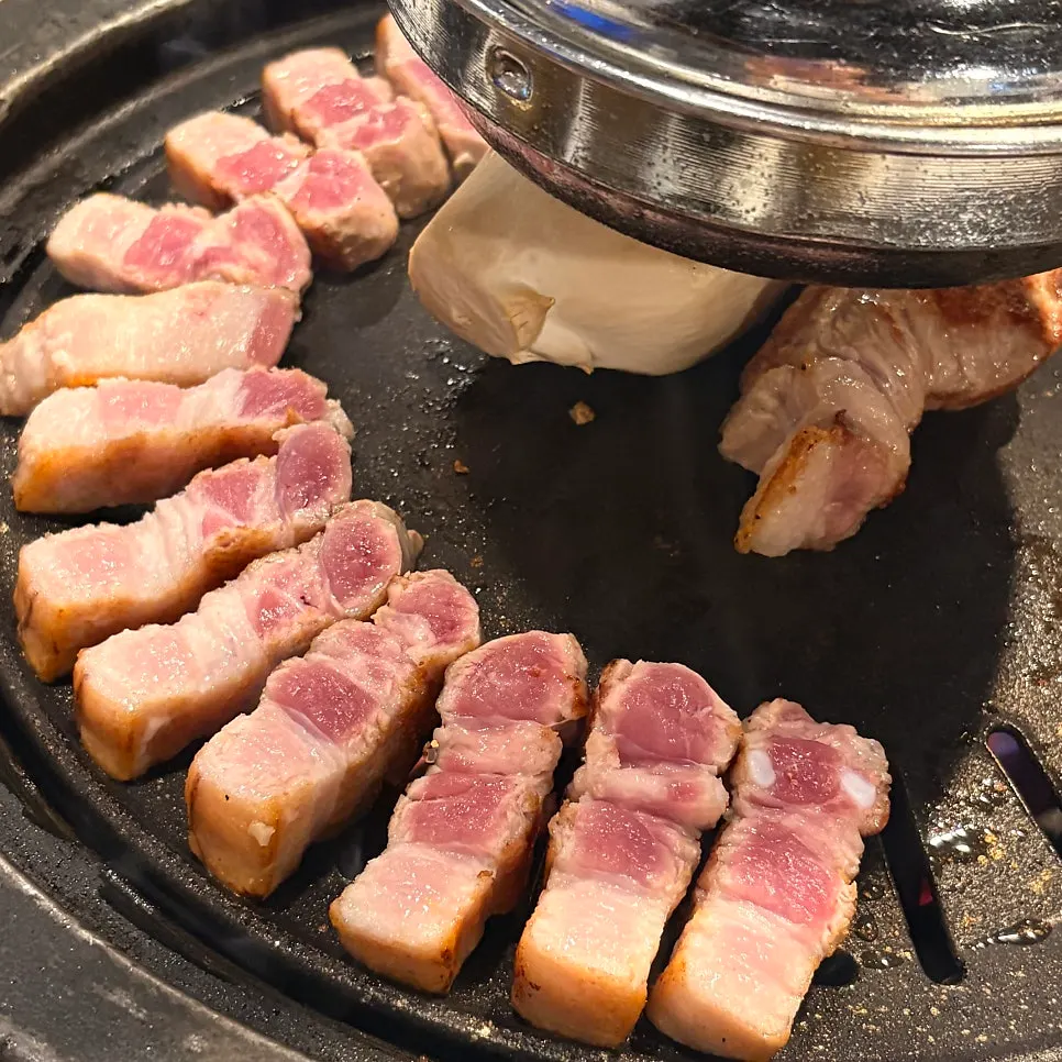 직원이 구워주는 돼지고기