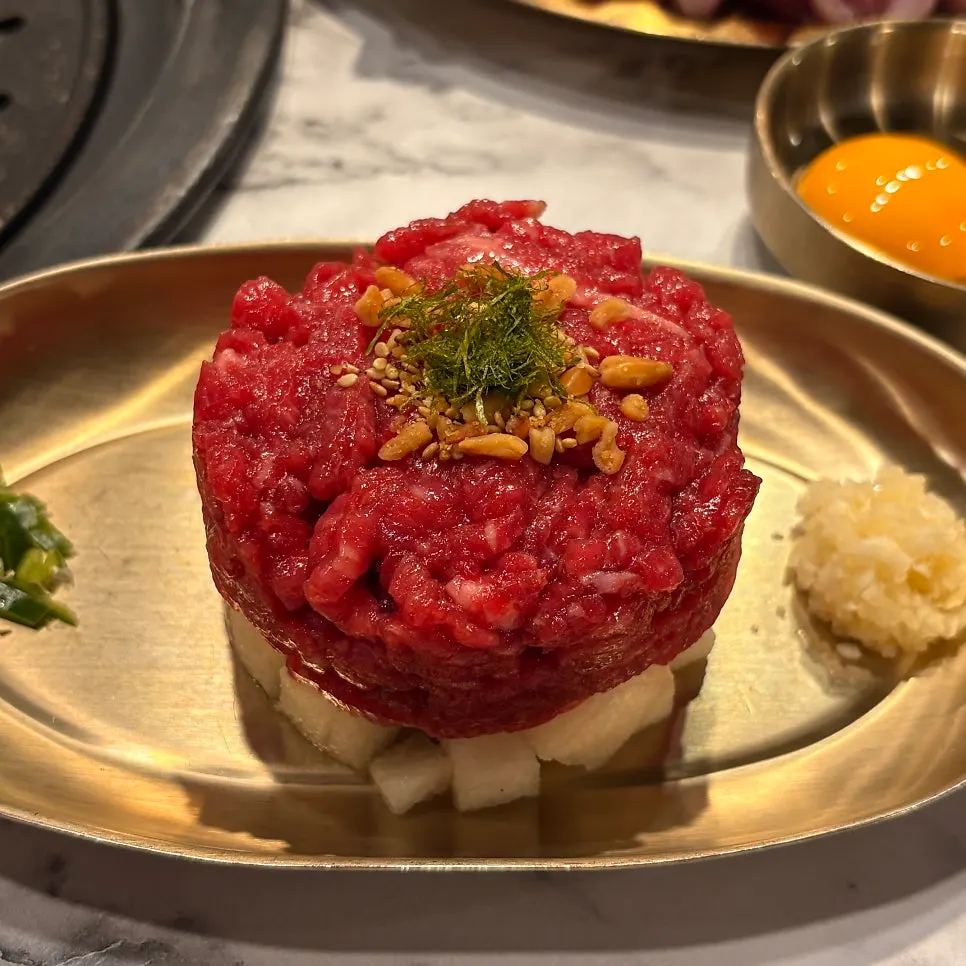 고기 위에 올린 구워 먹는 치즈