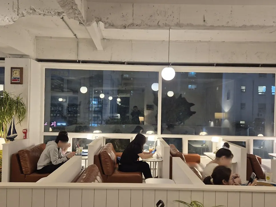 Table seating area at Hongrad Mangpo Station Branch