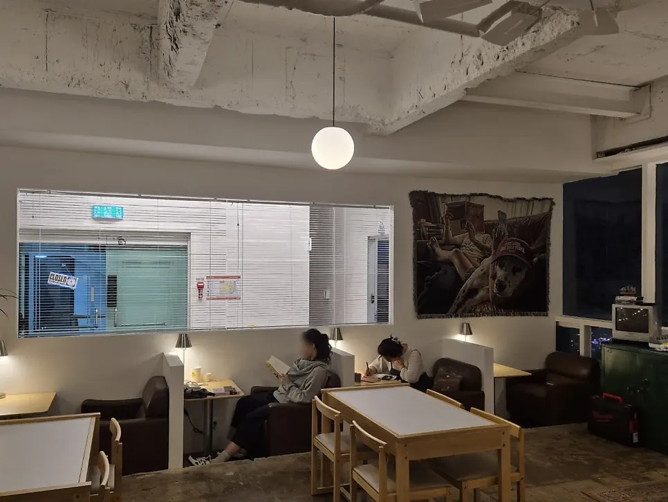 Seating arrangement at café Hongrad Mangpo Station Branch