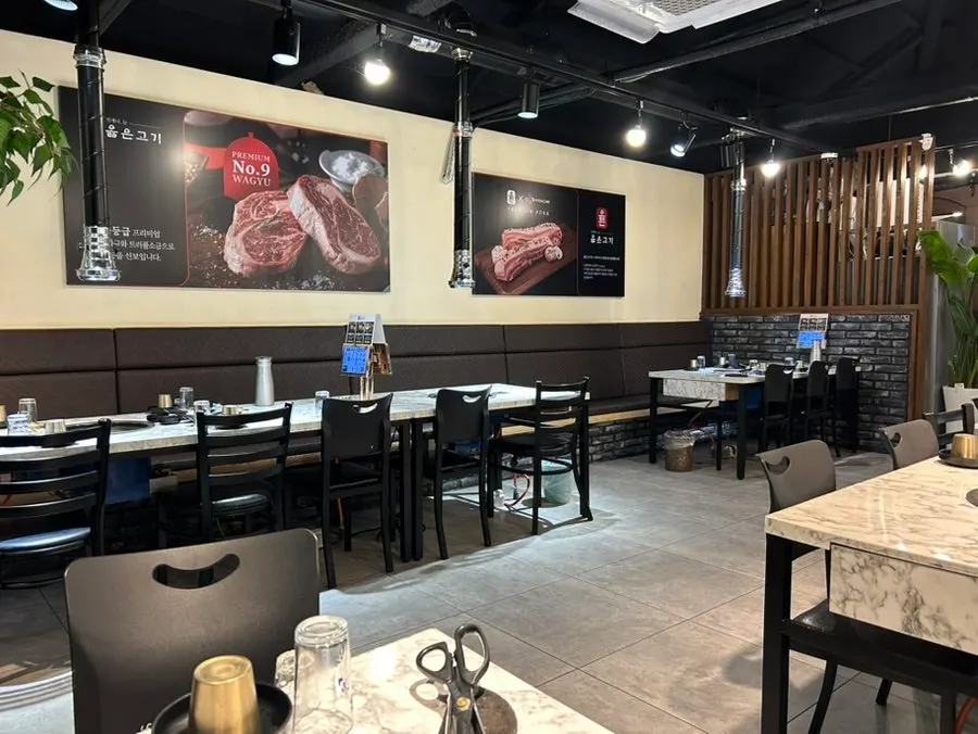 Không gian bên trong Olheun Gogi Suwon Main Branch với bàn rộng