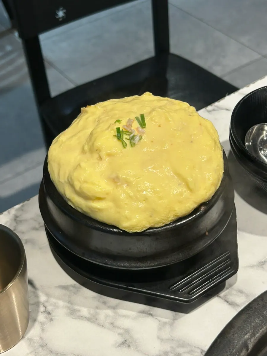 Đĩa rau cuốn được mang ra khi yêu cầu