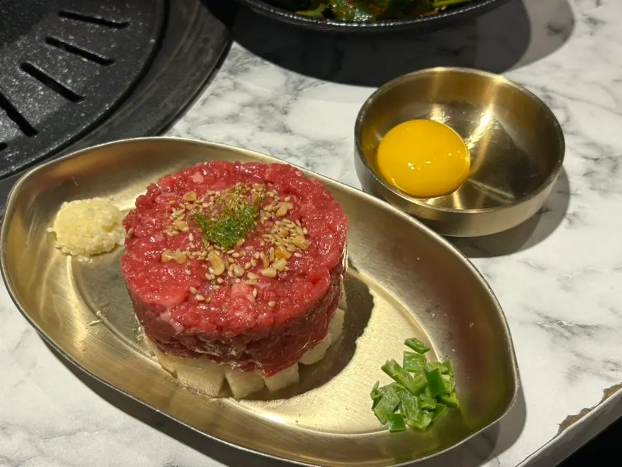 Samgyeopsal, thịt cổ và deodsal ribeye cap bày đầy đặn