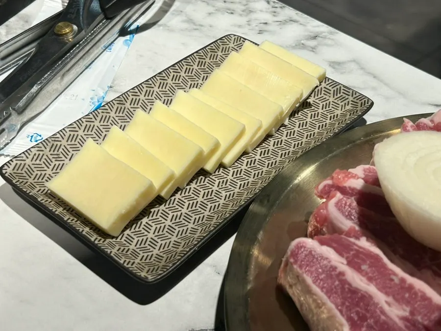 Đĩa yukhoe với lòng đỏ trứng để riêng