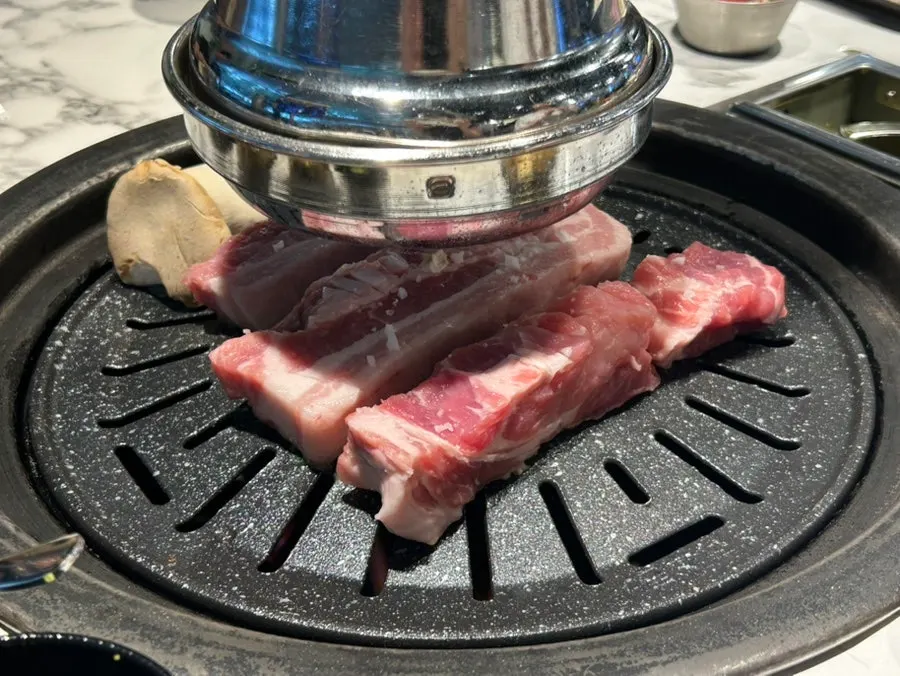 Phô mai nướng được cắt lát dày