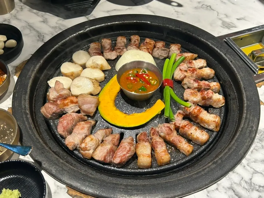 Samgyeopsal dày đang được nướng trên bếp