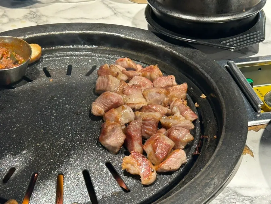 Ngồng tỏi nướng ăn cùng thịt