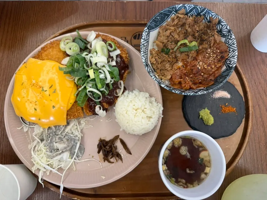 Half-and-half katsu and mini kimchi pork rice bowl set