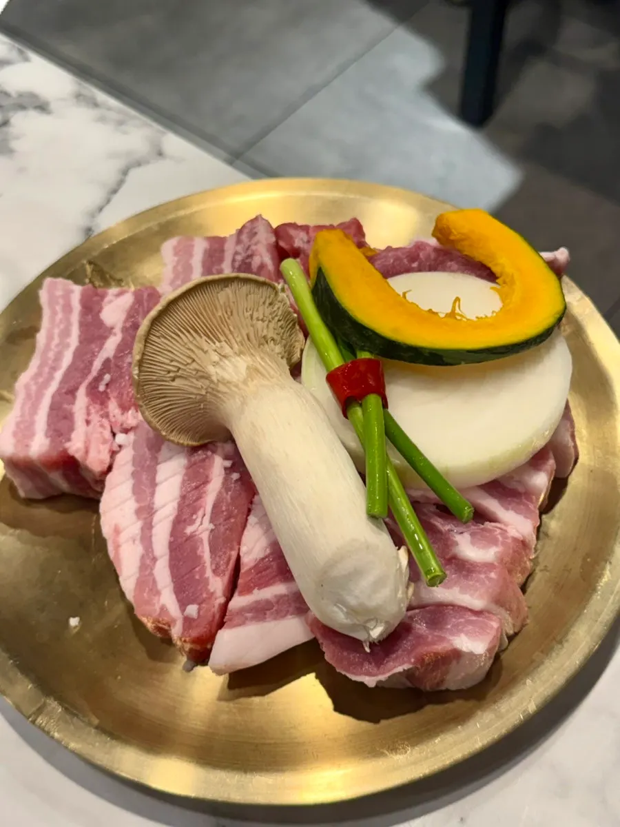 명이나물과 장아찌 등 기본 밑반찬