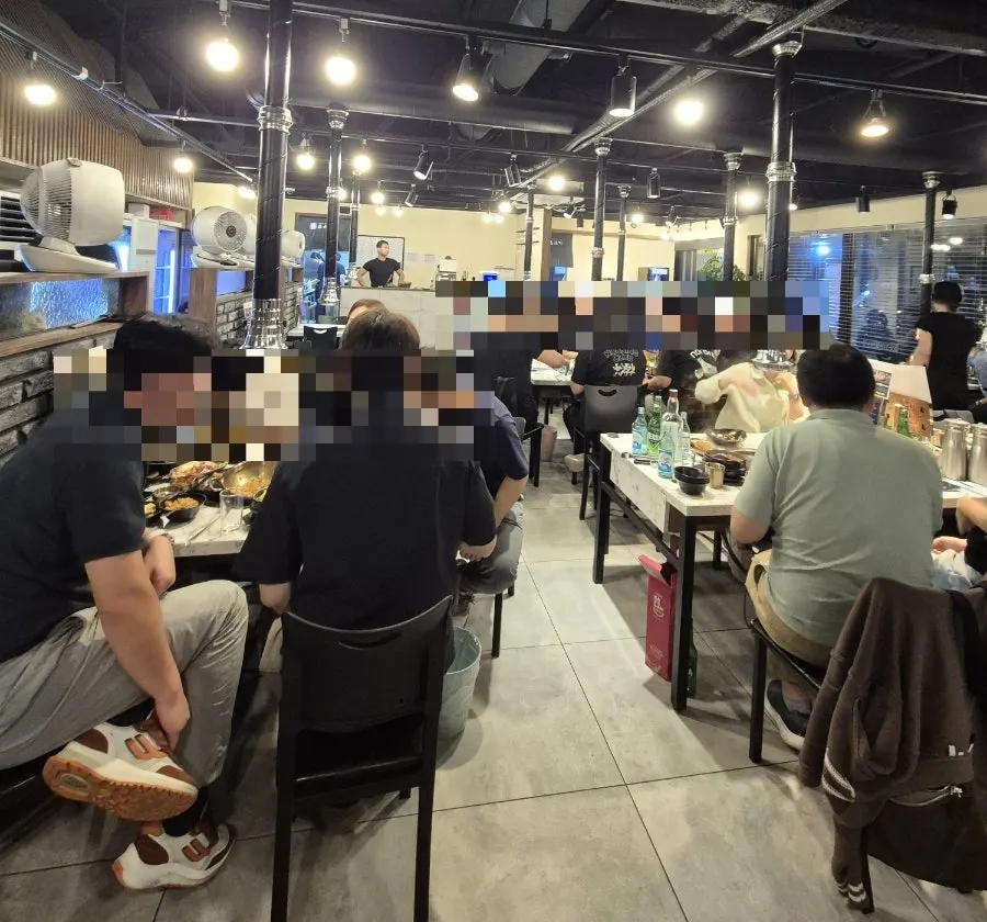옳은고기 수원본점 테이블과 룸 공간
