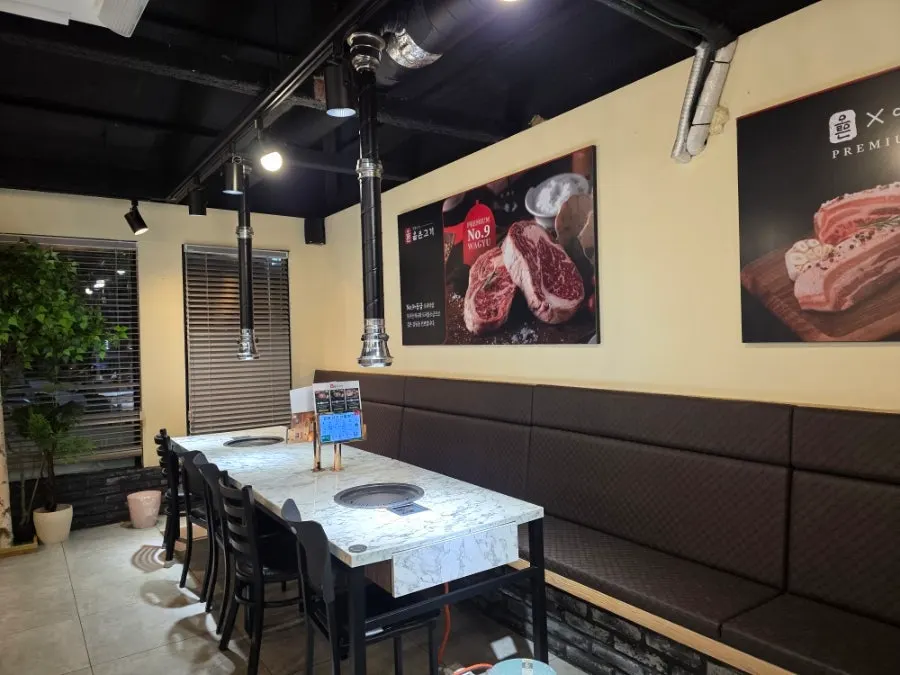 Spacious dining hall at Olheun Gogi Suwon main branch