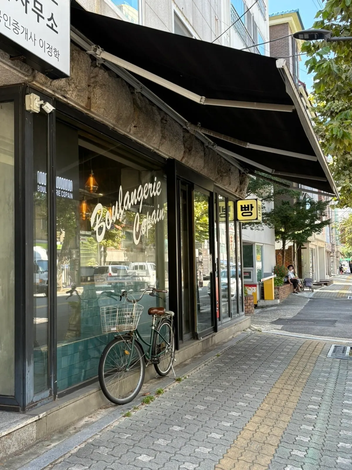 Boulangerie Copain storefront on the ground floor of a building on Huiujeong-ro in Mangwon-dong