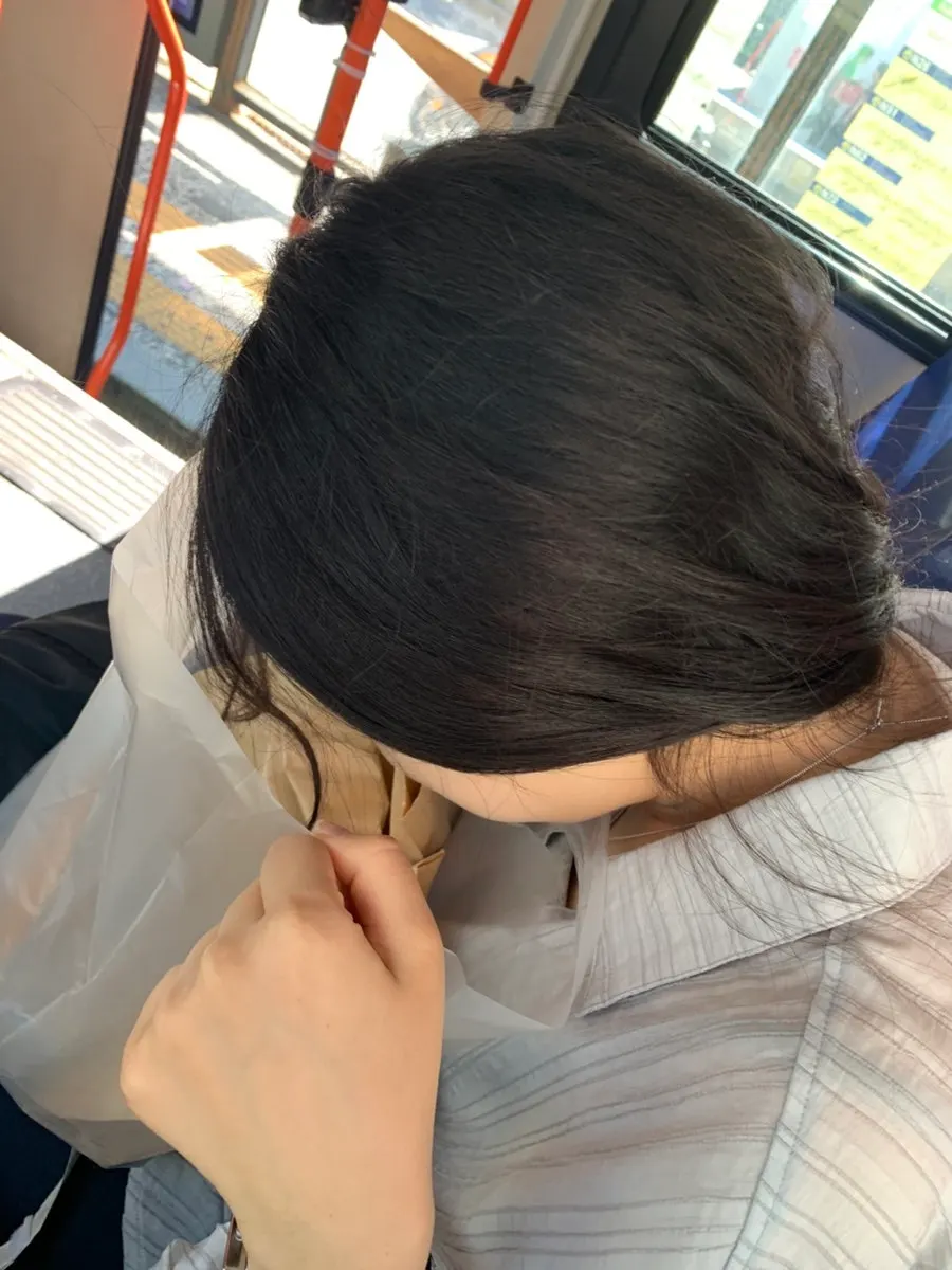 빵 냄새 올라오는 포장 봉지