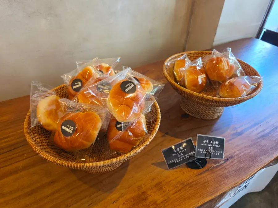 깜빠뉴와 치아바타 등 식사빵 진열
