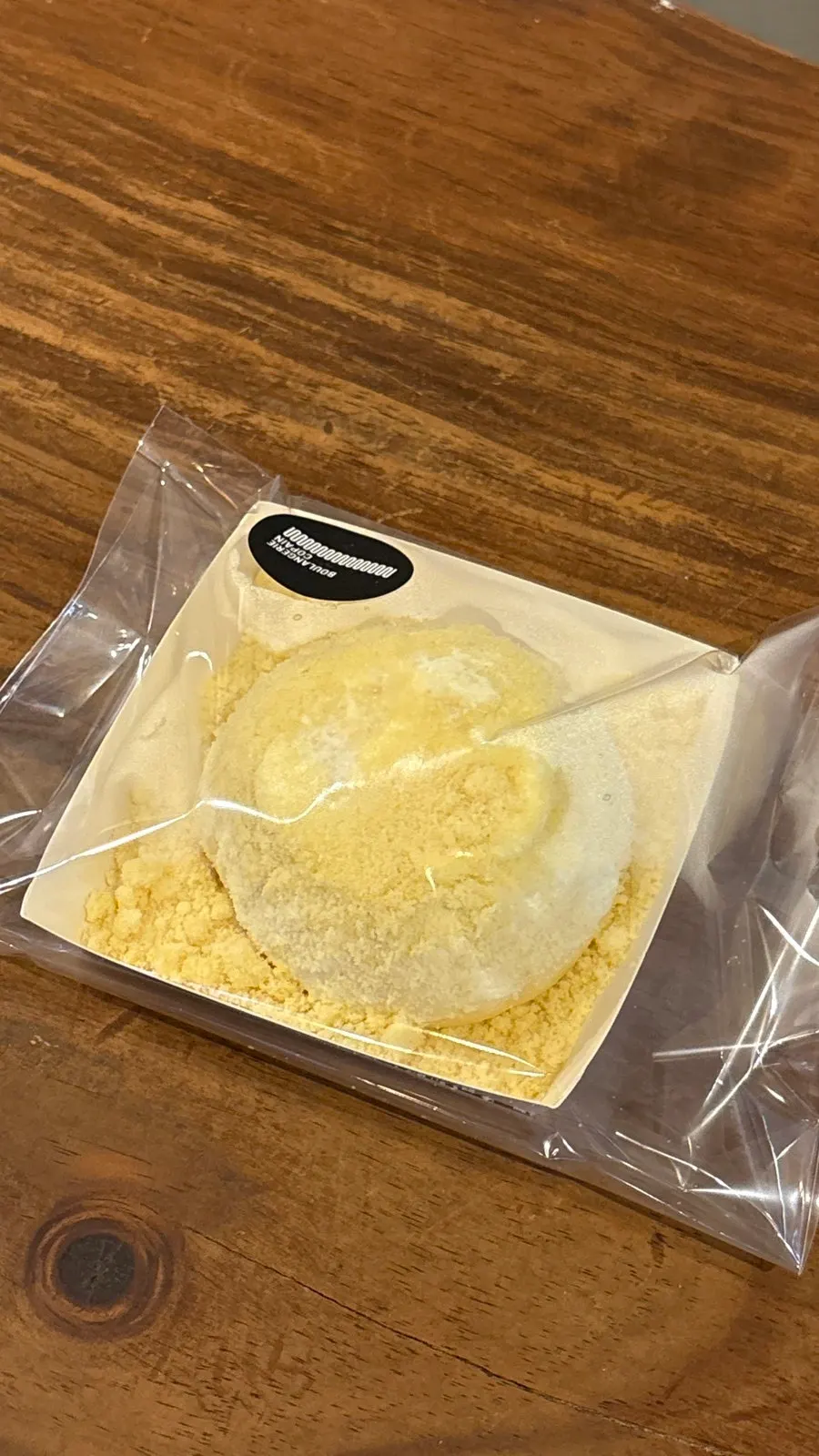 카스테라 가루가 올라간 카스테라 크림빵