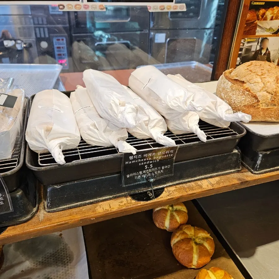 바질 크런치와 라즈베리 아몬드 크로와상