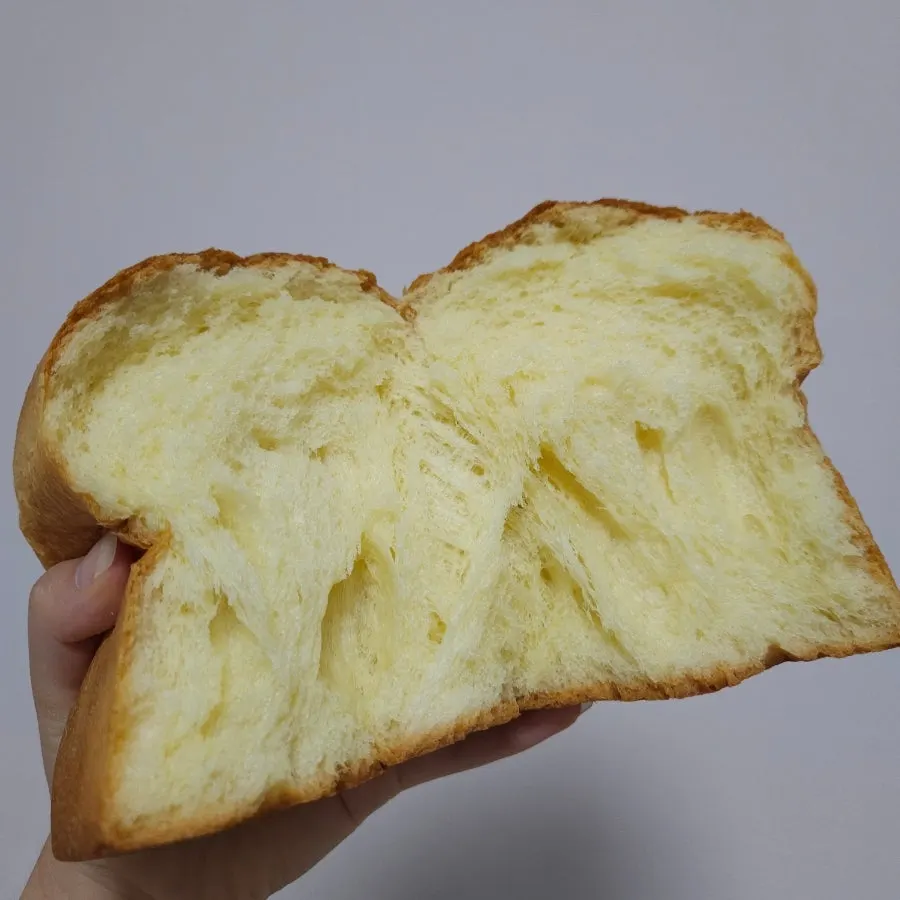 밤이 가득 들어간 밤식빵 단면