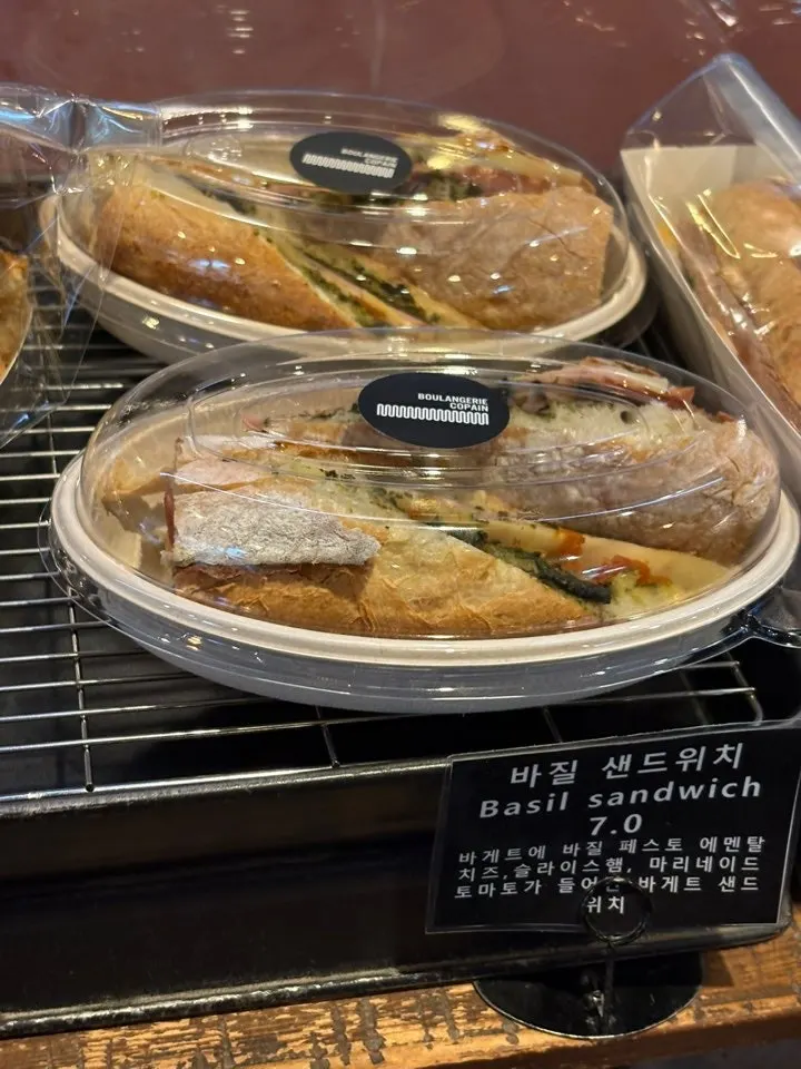 바게트로 만든 샌드위치 진열