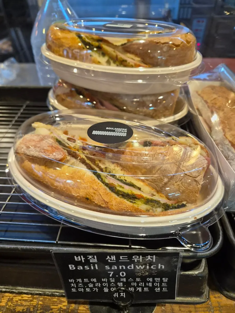 빵이 가지런히 놓인 블랑제리코팡 진열대