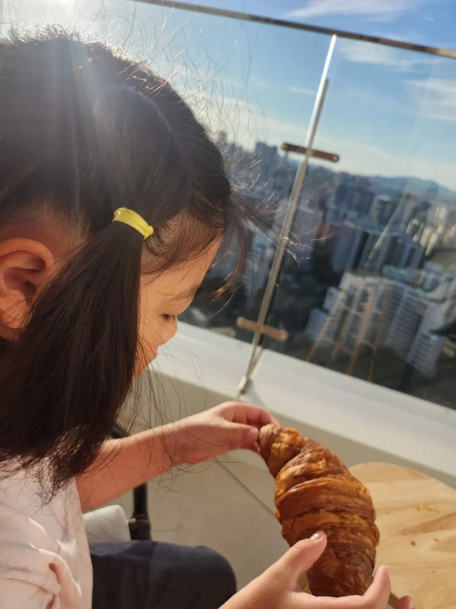 결이 보이는 크루아상 단면