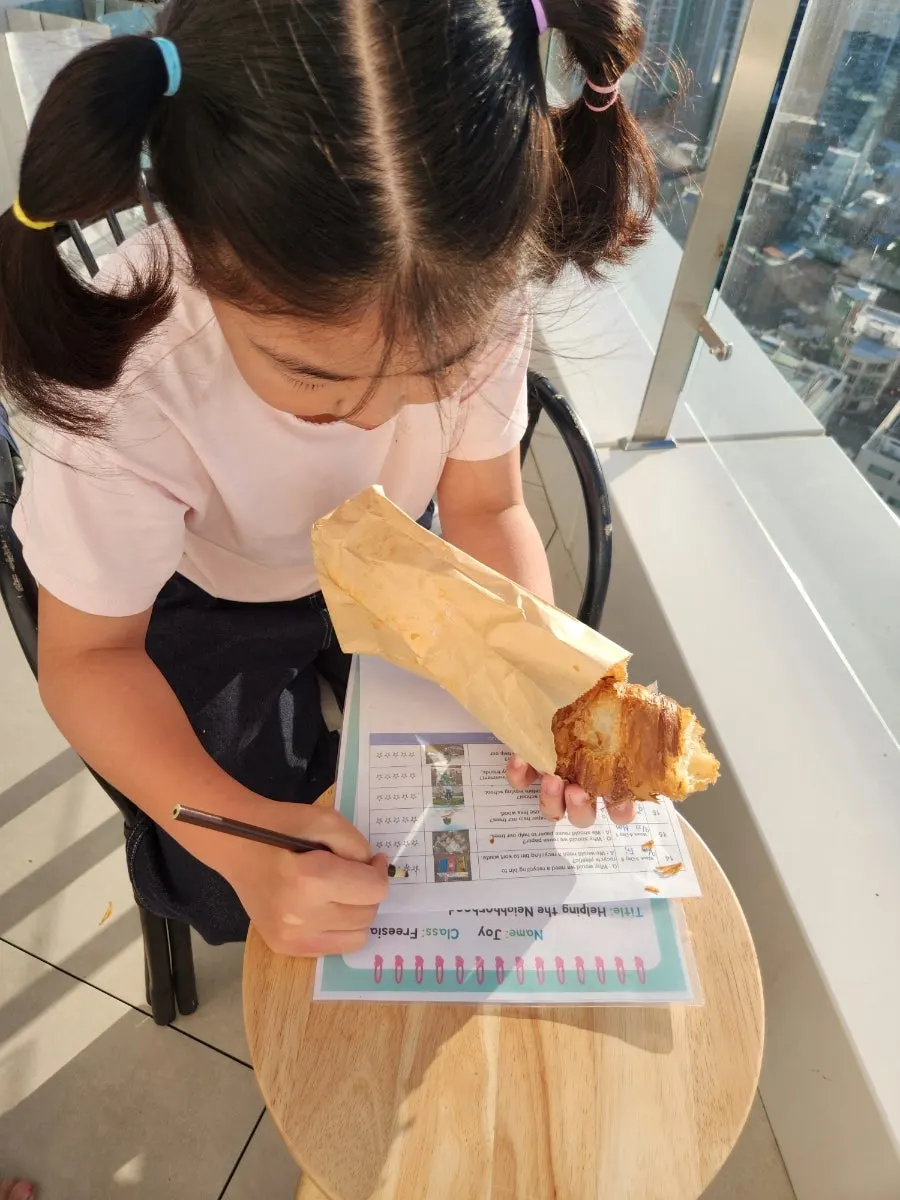 커피와 함께 차린 빵 한 상
