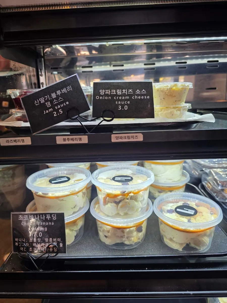 세로로 담은 빵 진열대