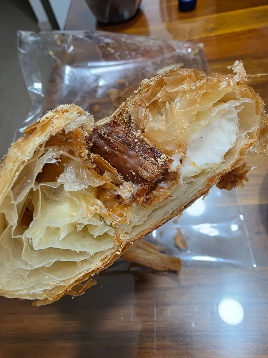 콜비잭 치즈가 보이는 샌드위치 단면