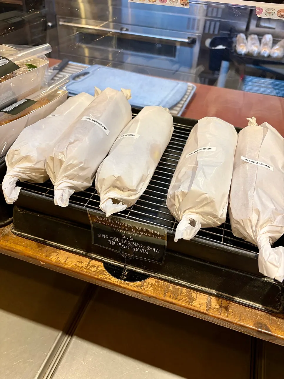 앙버터와 크로아상 진열대
