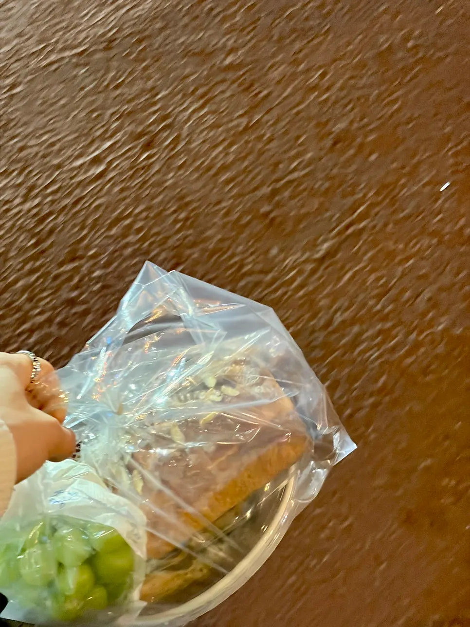 한입 자른 빵 단면