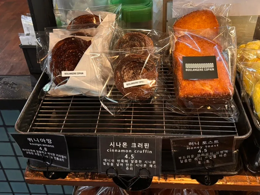 Display shelf with various types of bread