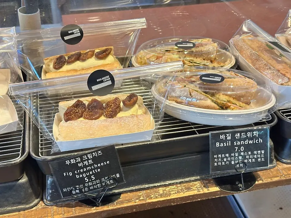 포장된 콜비잭 샌드위치와 바게트 샌드위치