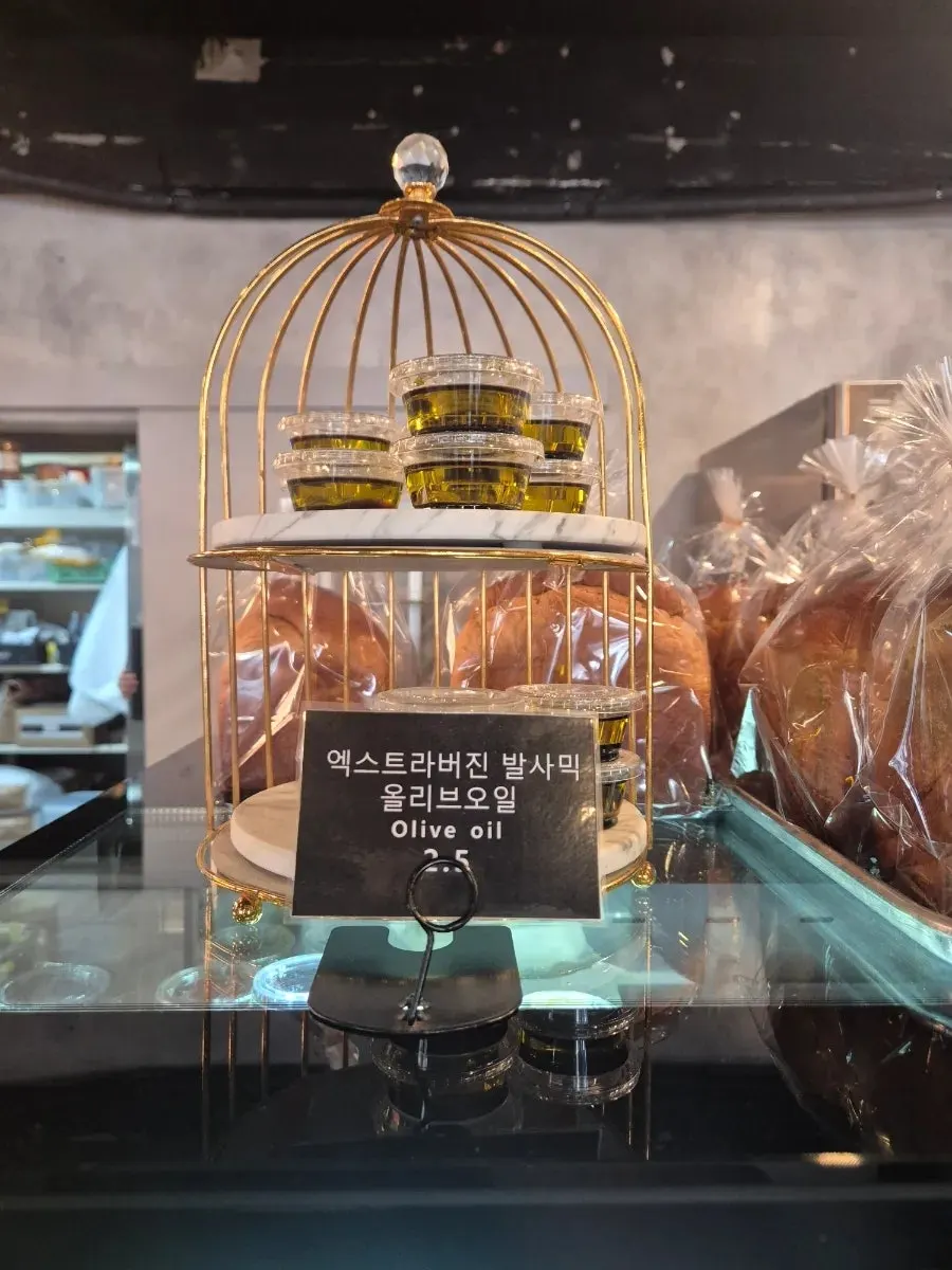 바질 샌드위치와 콜비잭 샌드위치 진열