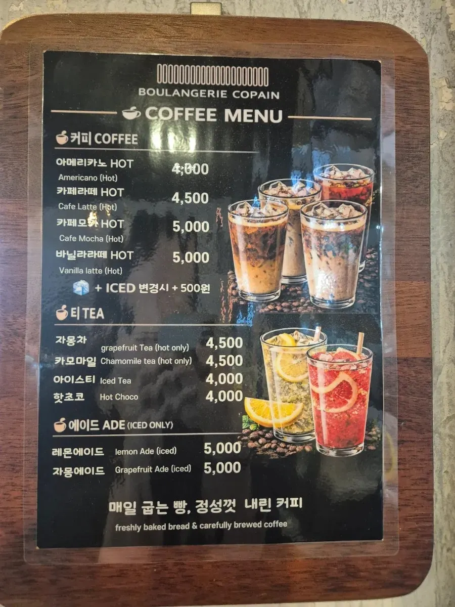 디저트류가 들어 있는 쇼케이스