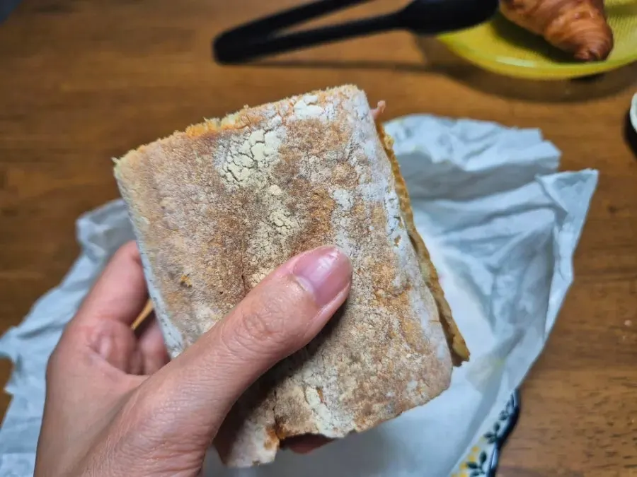 햄치즈 바게트 샌드위치 겉면