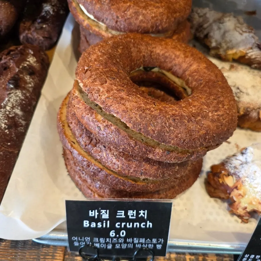 다양한 빵이 채워진 진열대