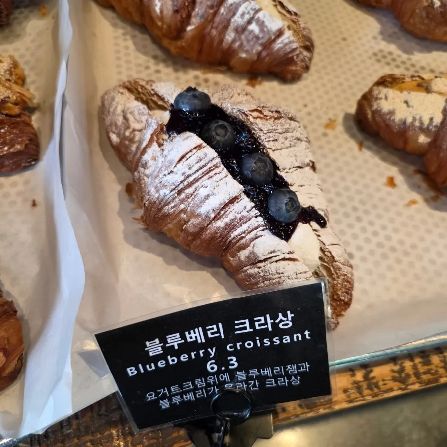 베이커리 진열대에 놓인 빵들