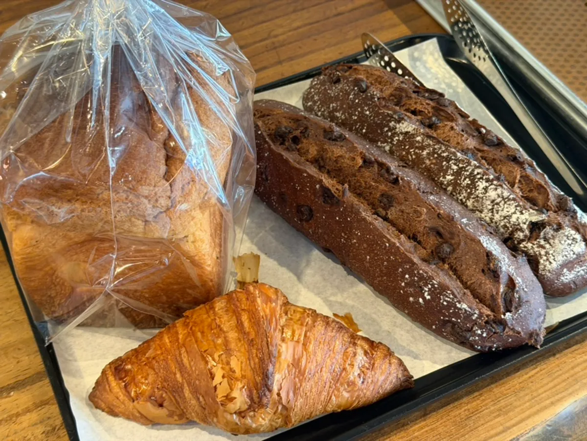 ブーランジェリー・コパンでテイクアウトしてきたクロワッサン、食パン、チョコバゲットの3種