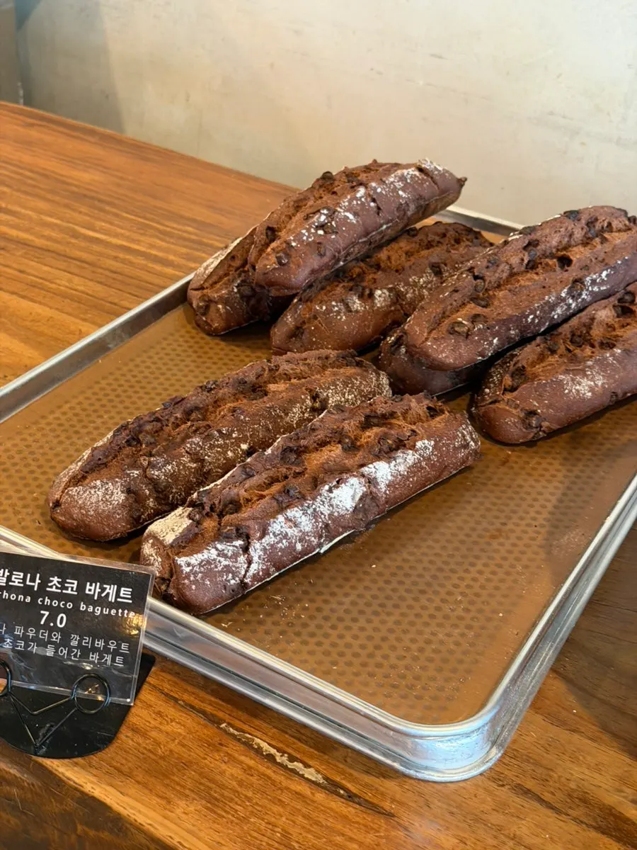 冷蔵陳列棚に置かれたプディング系のパン