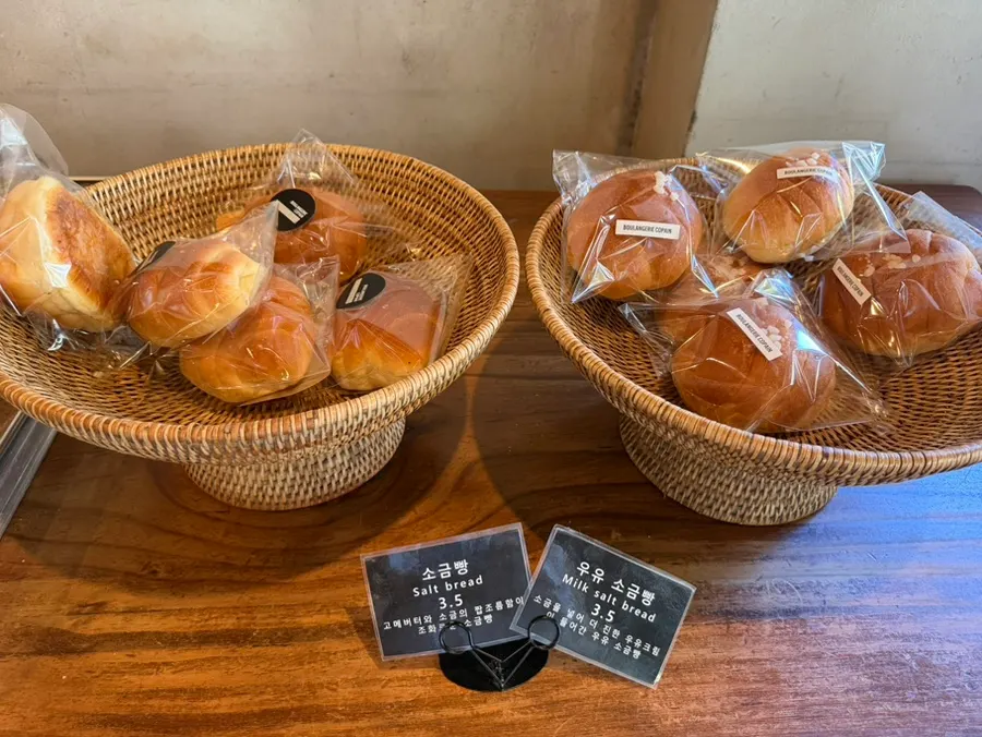 ブーランジェリー・コパンの冷蔵販売パンコーナー