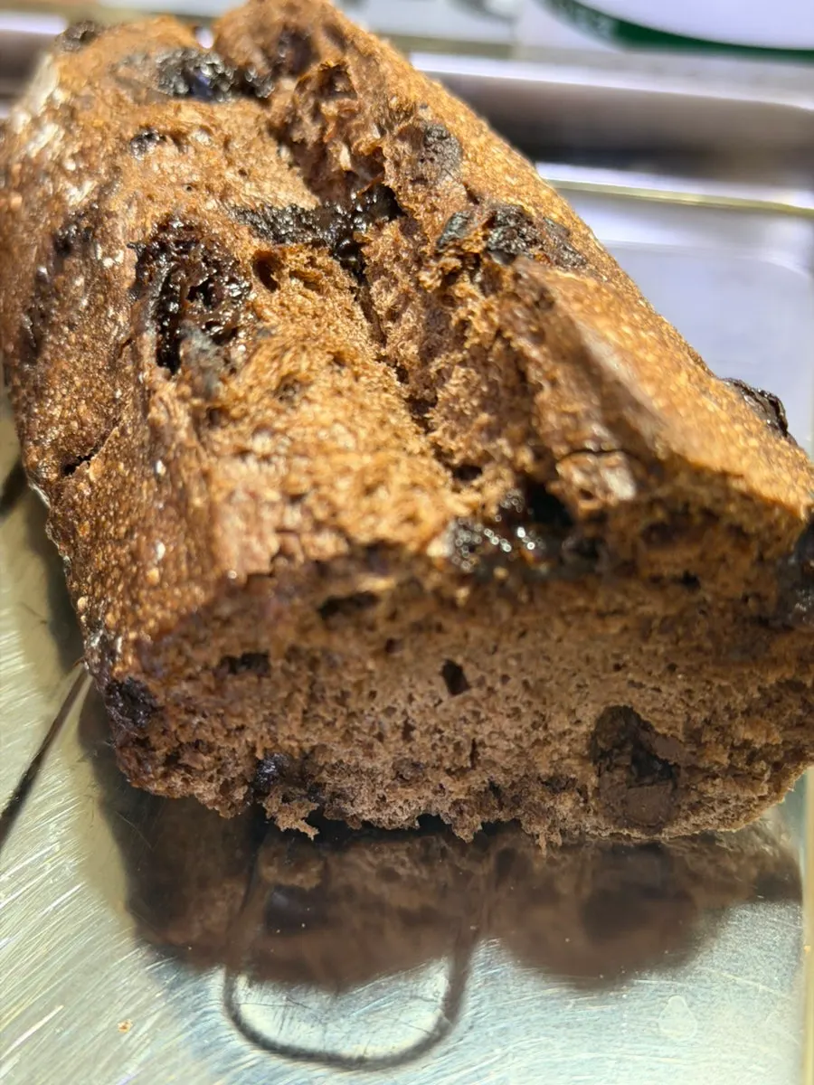 チョコチップが入ったチョコバゲットの断面