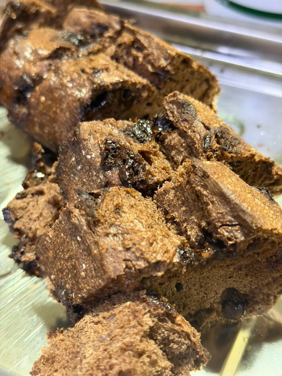 エアフライヤーで温めたチョコバゲット中のチョコチップ