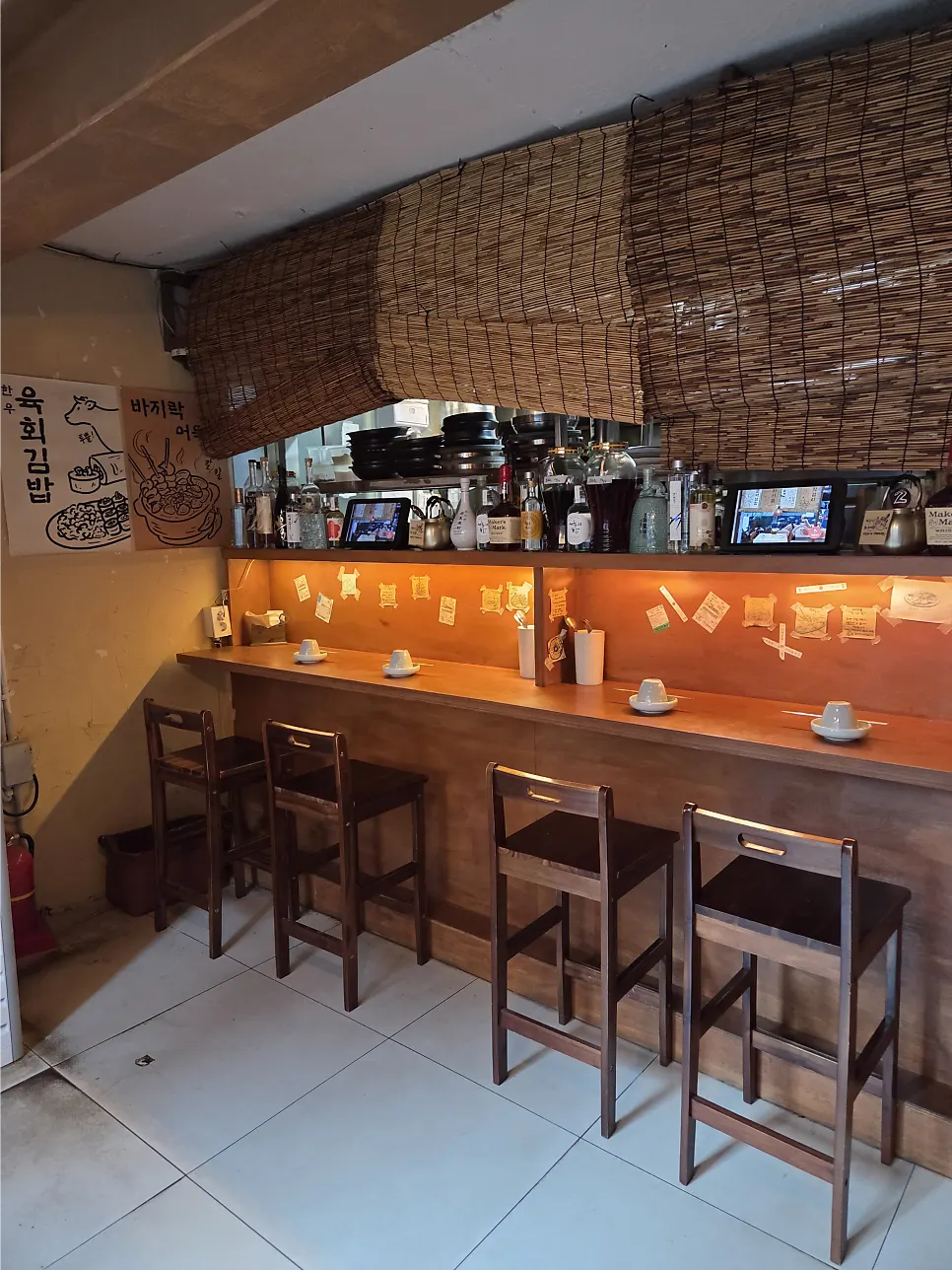 Baennori's wood-toned interior