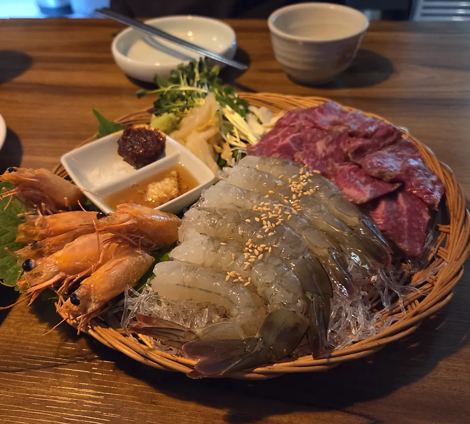 Beef sashimi and raw shrimp dish