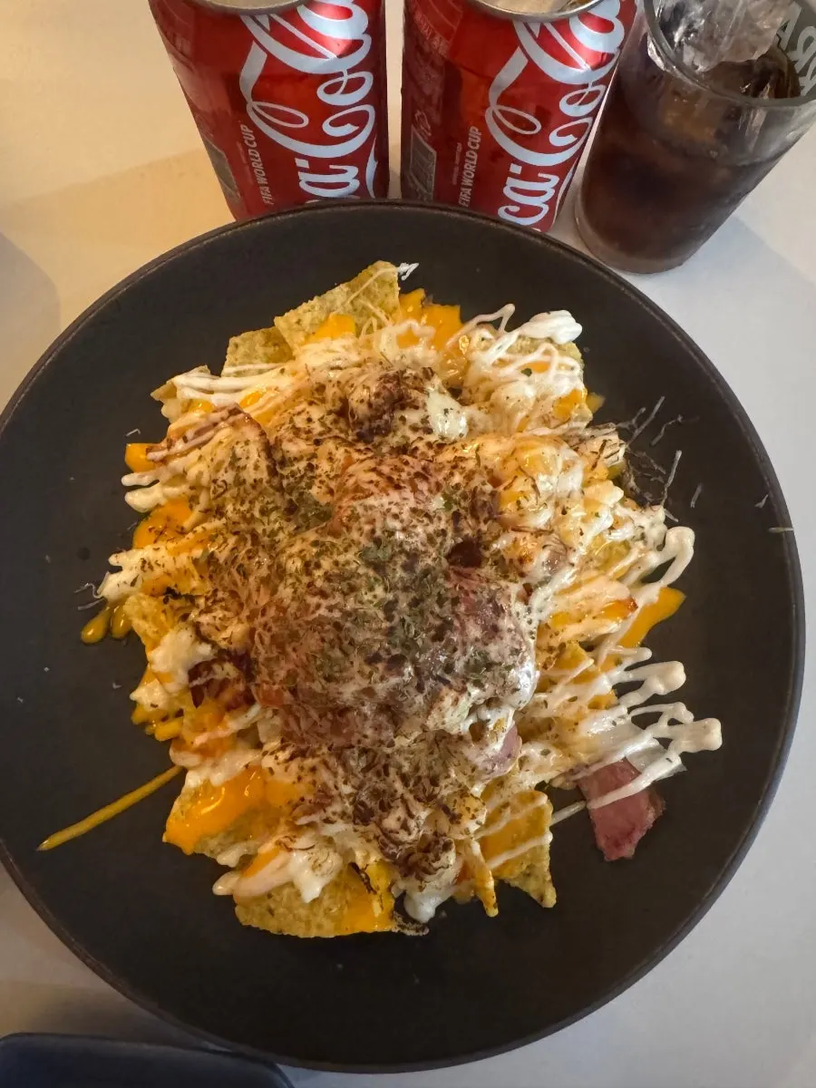 토핑을 올린 마초나초 비빔 나초
