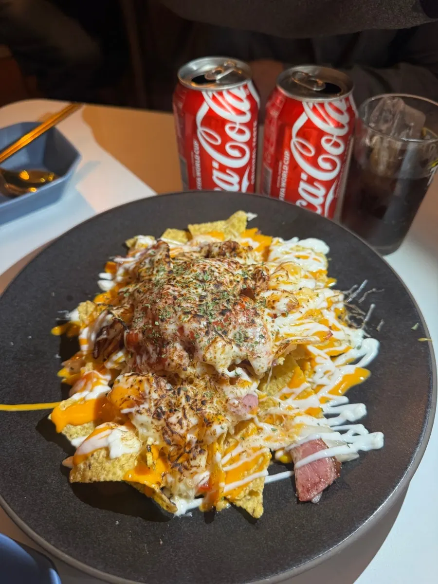 토핑과 골고루 비빈 우삼겹 나초