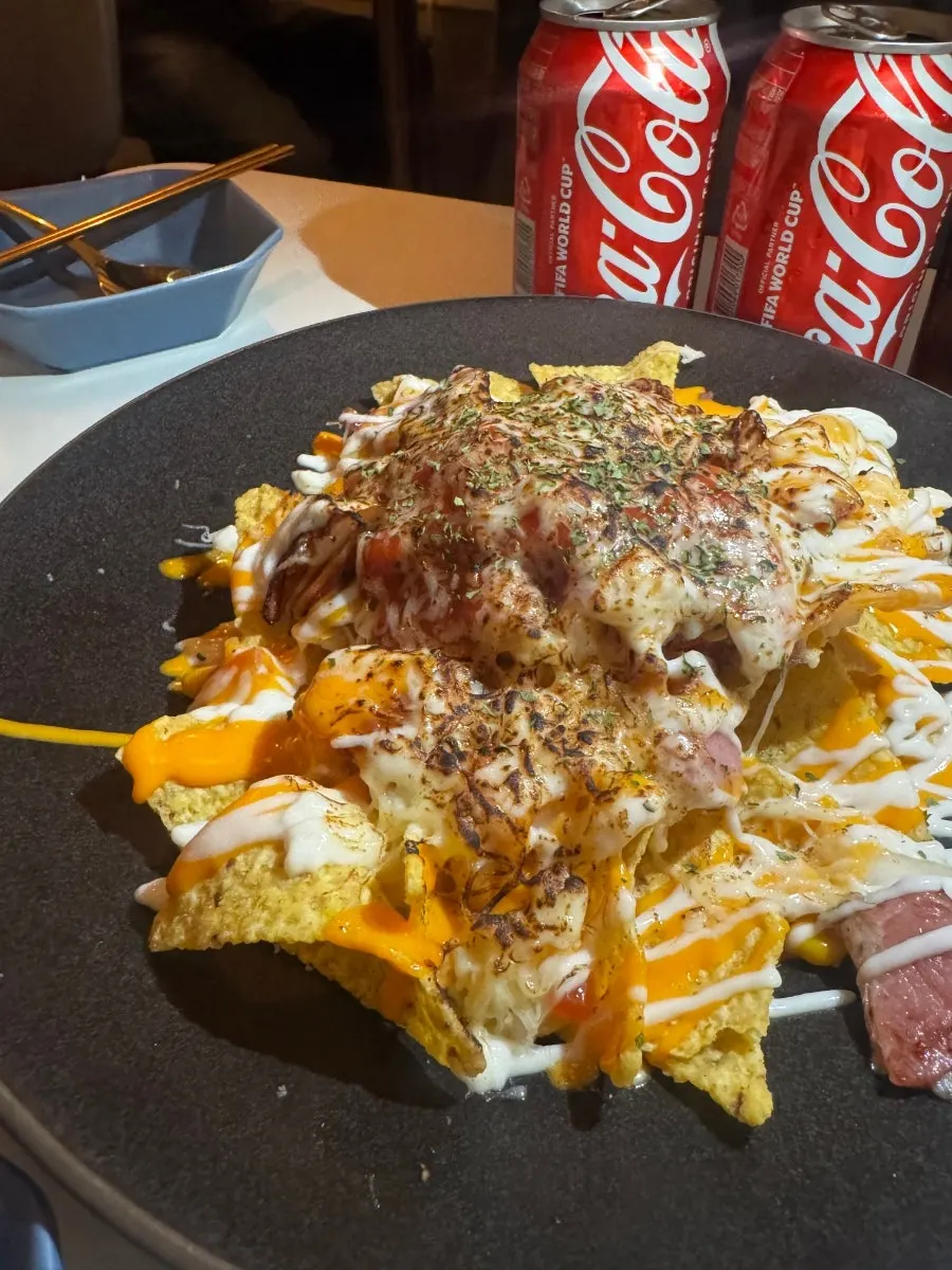 소스가 묻은 우삼겹 나초