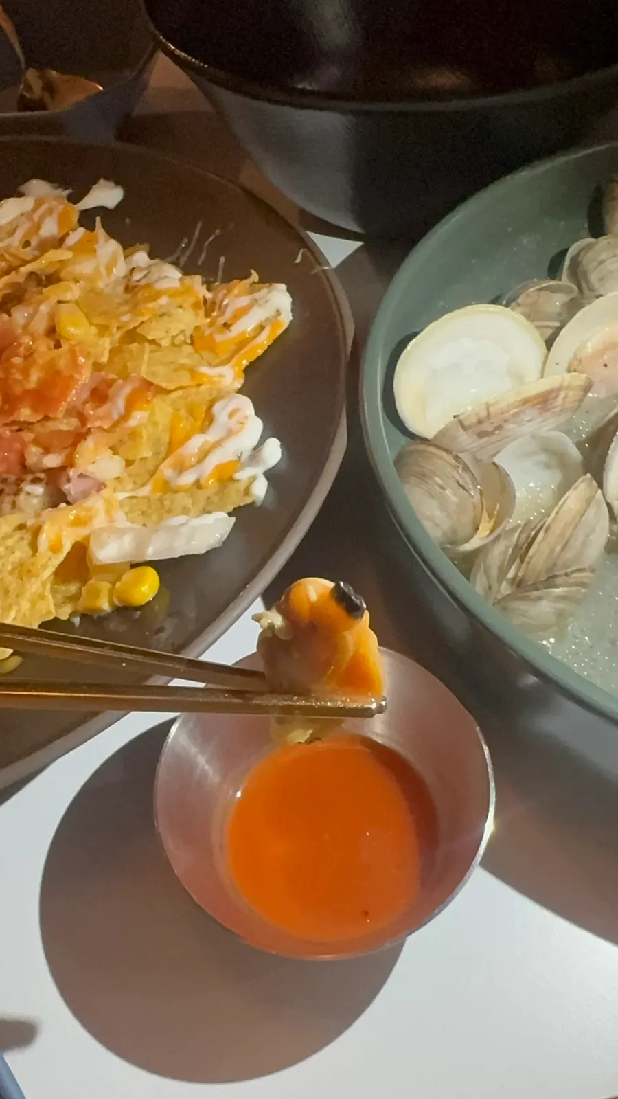 나초와 조개술찜을 함께 놓은 테이블